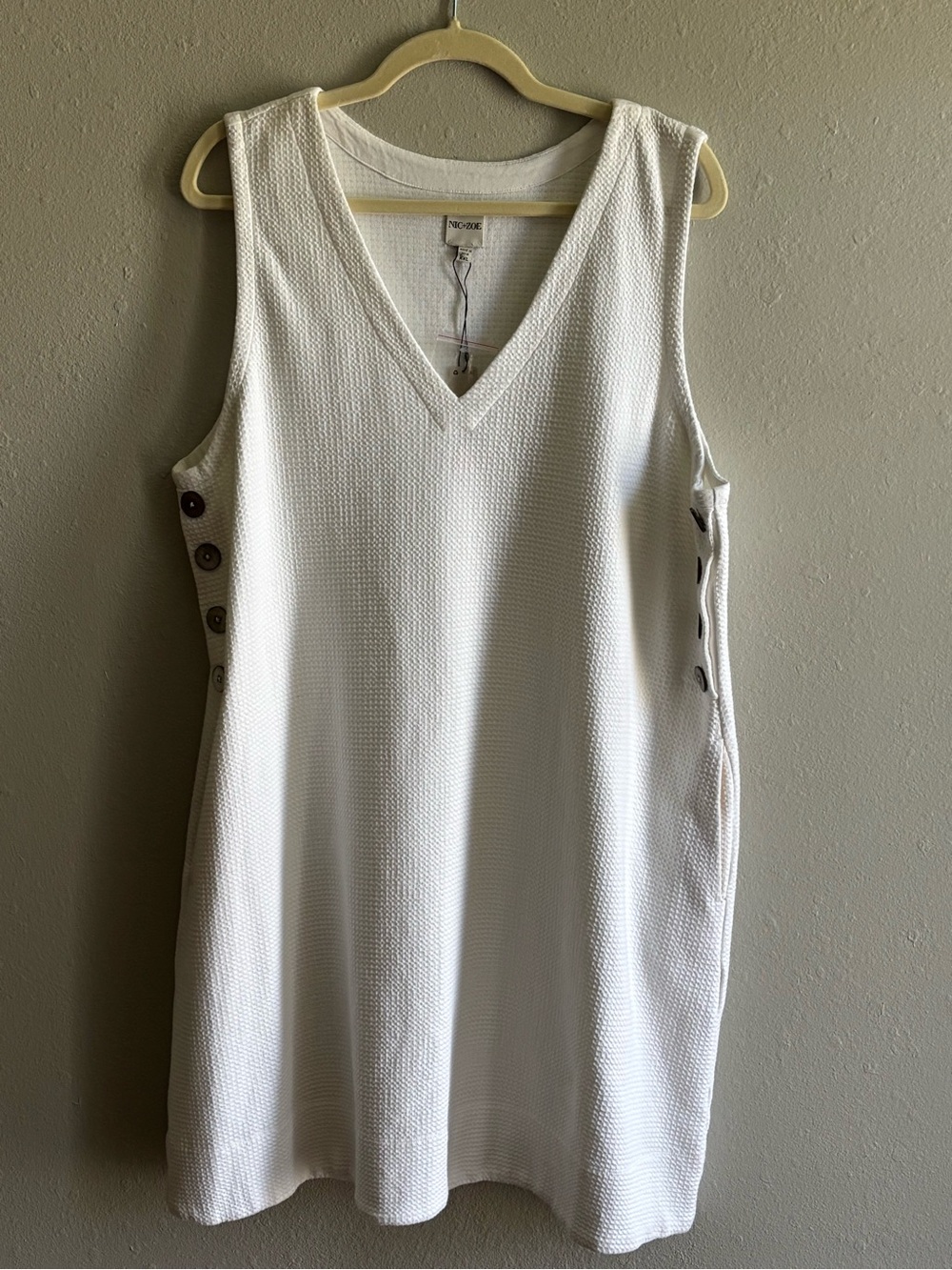 NIC+ZOE White Textured Sleeveless V-Neck Shift Dress with Side Buttons